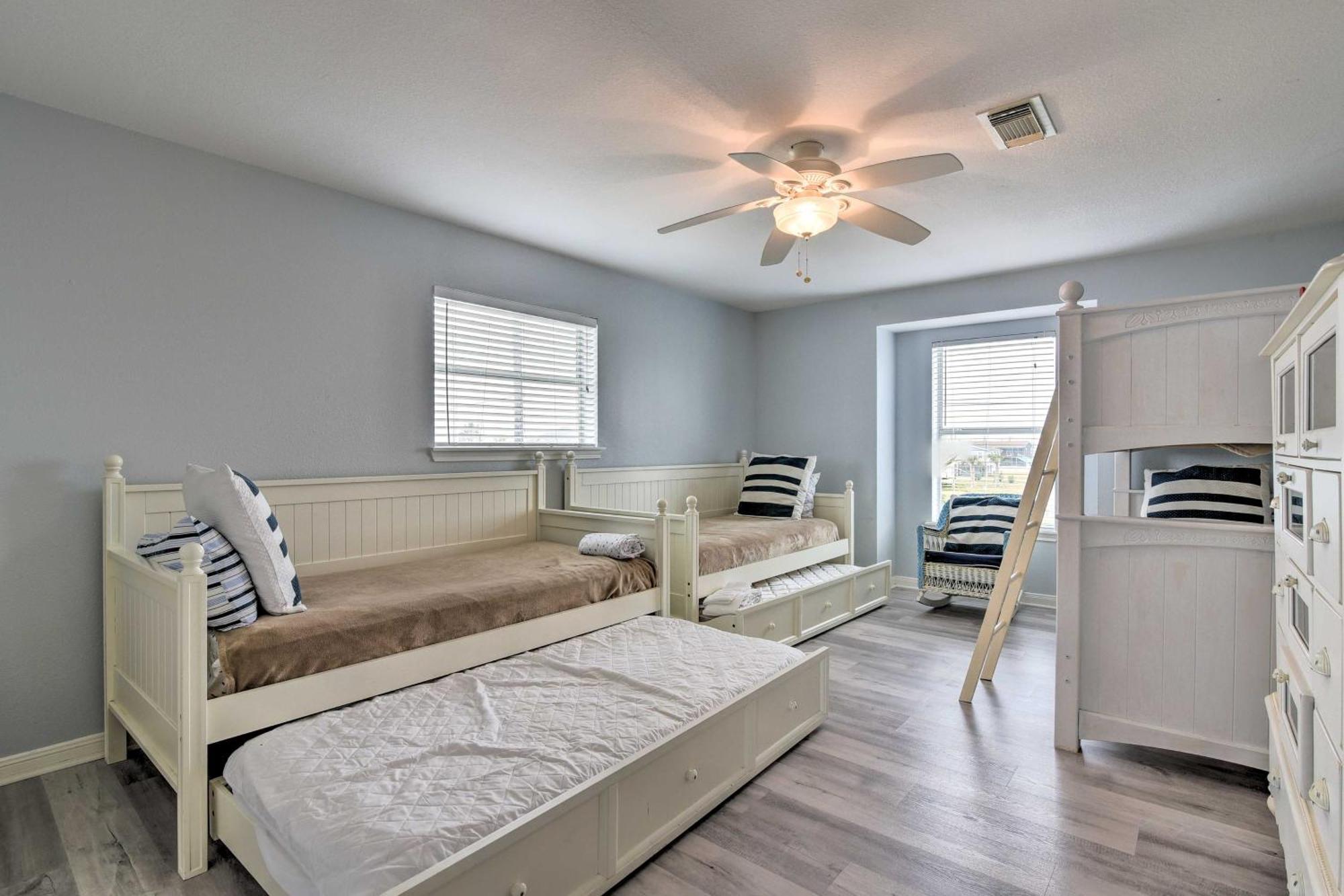 Oceanfront Galveston Home - Walk To Beach! Екстер'єр фото